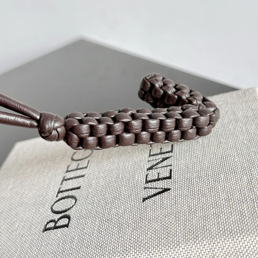Batch 420 Let’s see what new cute little thing BV has released~ It’s this letter pendant, which is different from the puppy pendant. The weaving of this letter is more three-dimensional, and the material is very solid, and it is not easy to deform even if it is folded. Style number: J